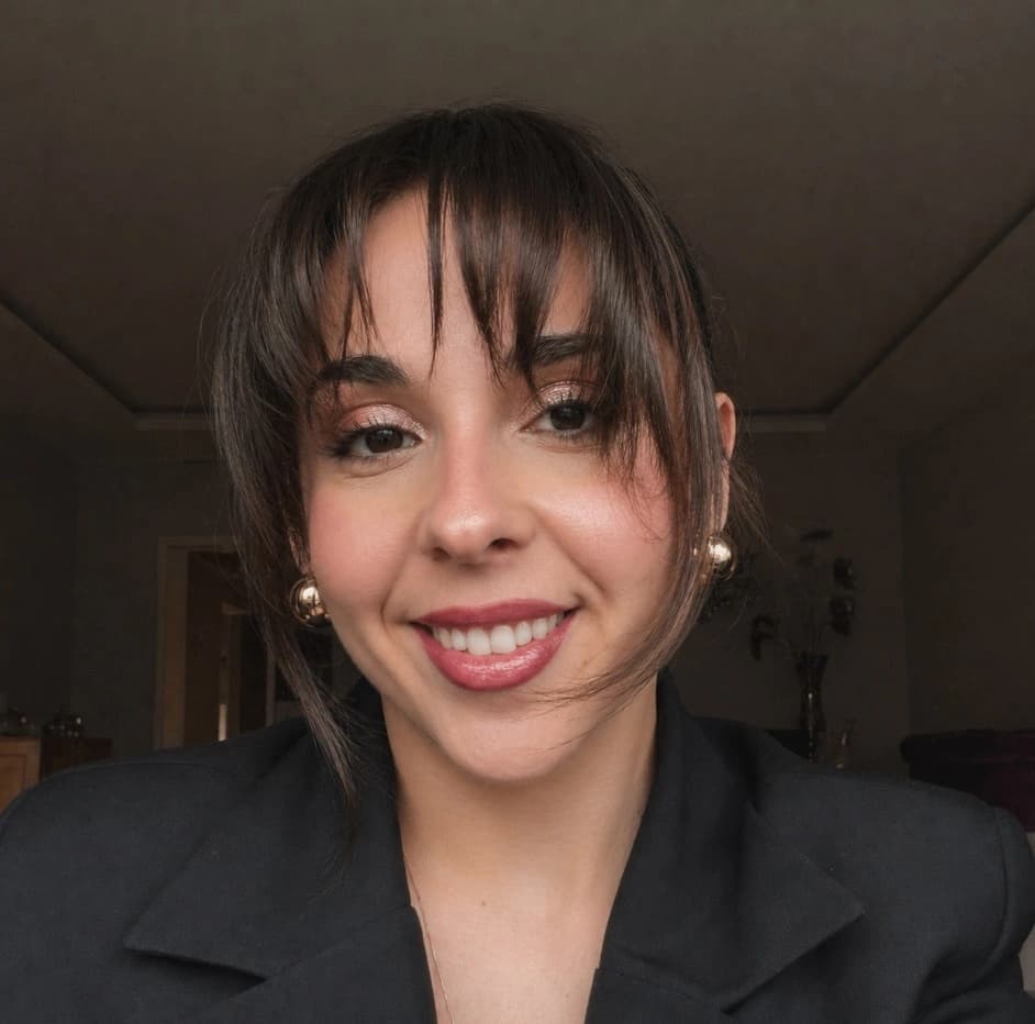 Emily Lewis, éditrice senior de contenu chez LenoChat