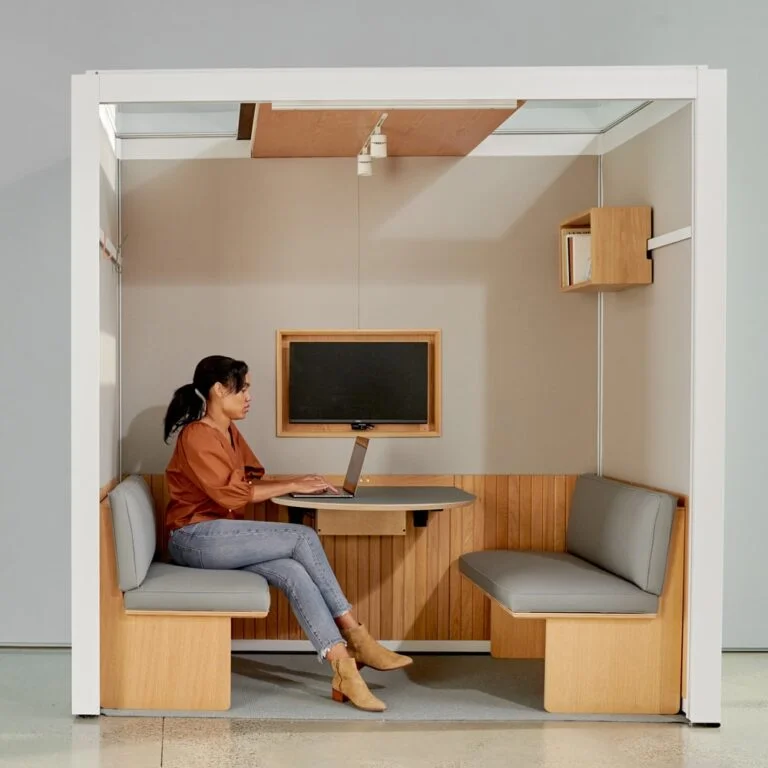 LenoChat multichannel inbox showing support agents managing WhatsApp, Instagram and live chat conversations